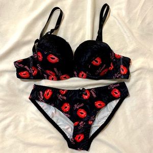 Bra and Panty Set Kisses